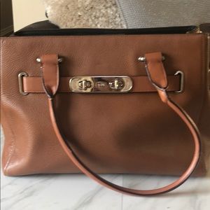 COACH LEATHER HANDBAG CAMEL COLOR.